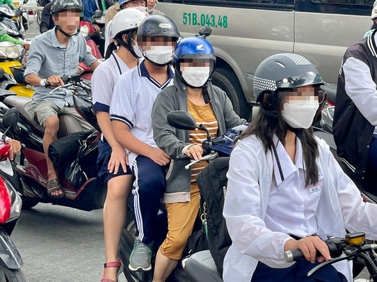 Tiếp tục cao điểm xử lý, CSGT TP HCM: Nhiều phụ huynh chưa làm gương - Ảnh 1. Tiếp tục cao điểm xử lý, CSGT TP HCM: Nhiều phụ huynh chưa làm gương - Ảnh 1.
