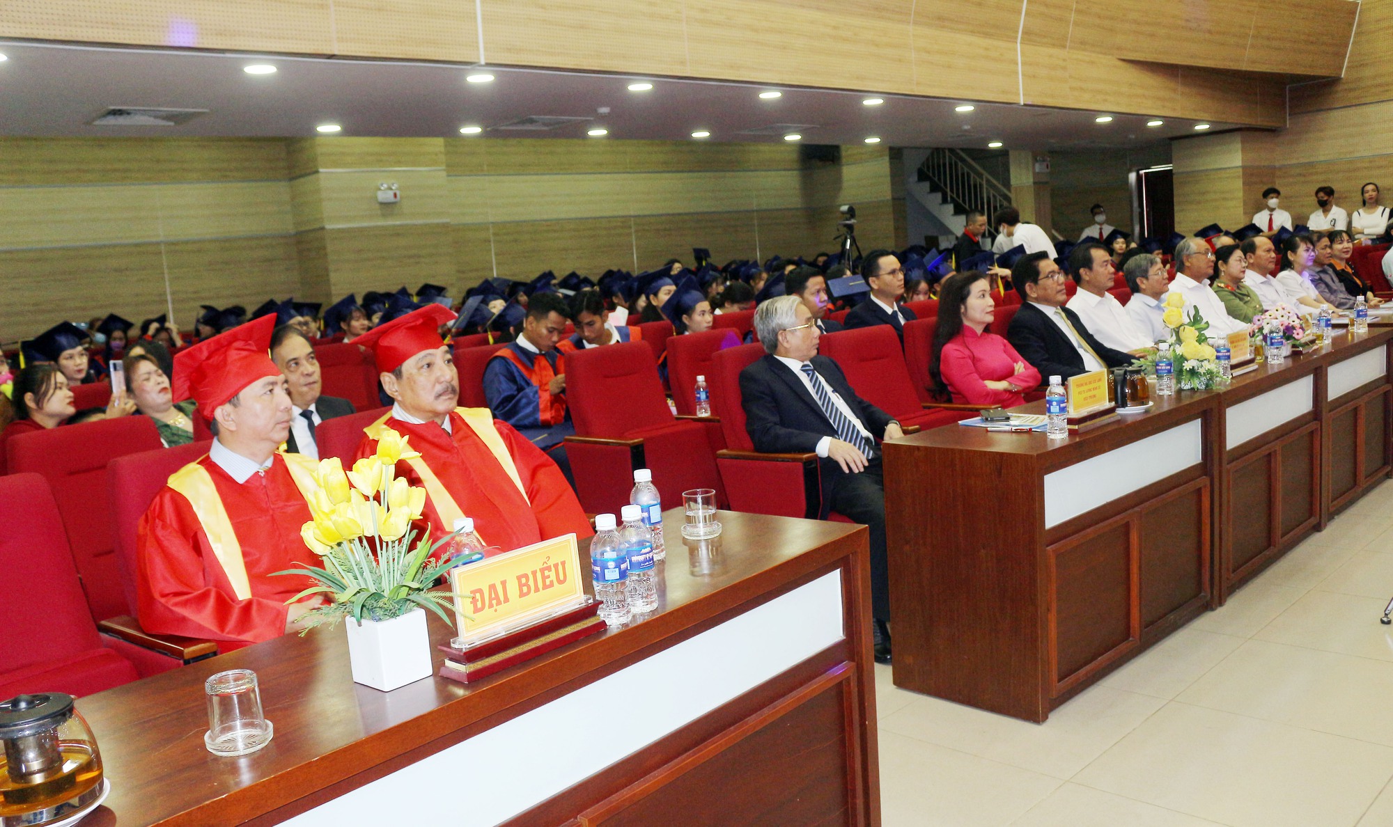 Trường ĐH Cửu Long trao bằng tốt nghiệp cho gần 300 tân cử nhân - Ảnh 1.