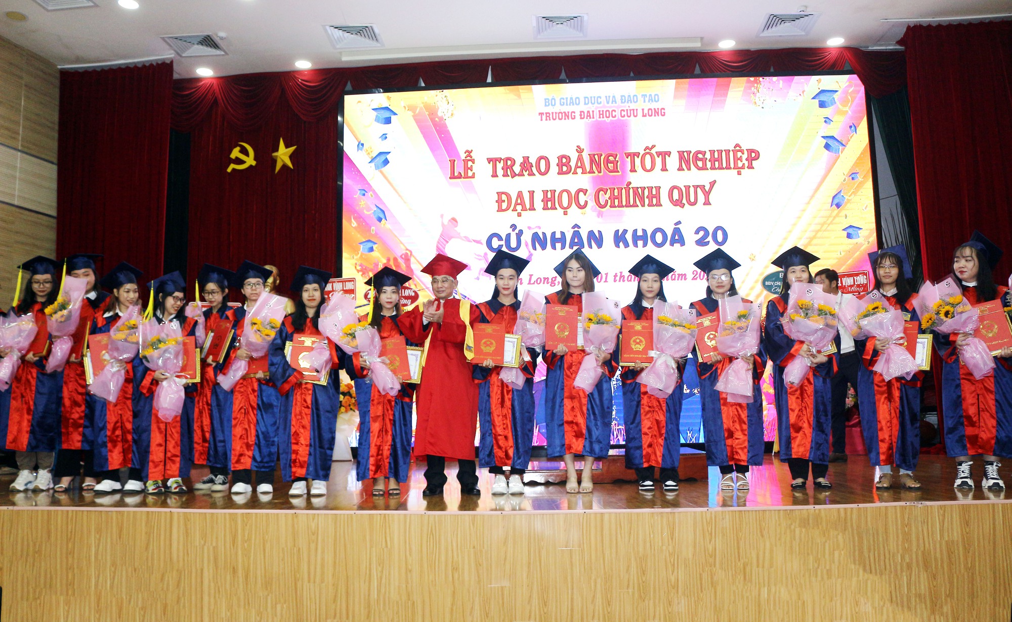 Trường ĐH Cửu Long trao bằng tốt nghiệp cho gần 300 tân cử nhân - Ảnh 4.
