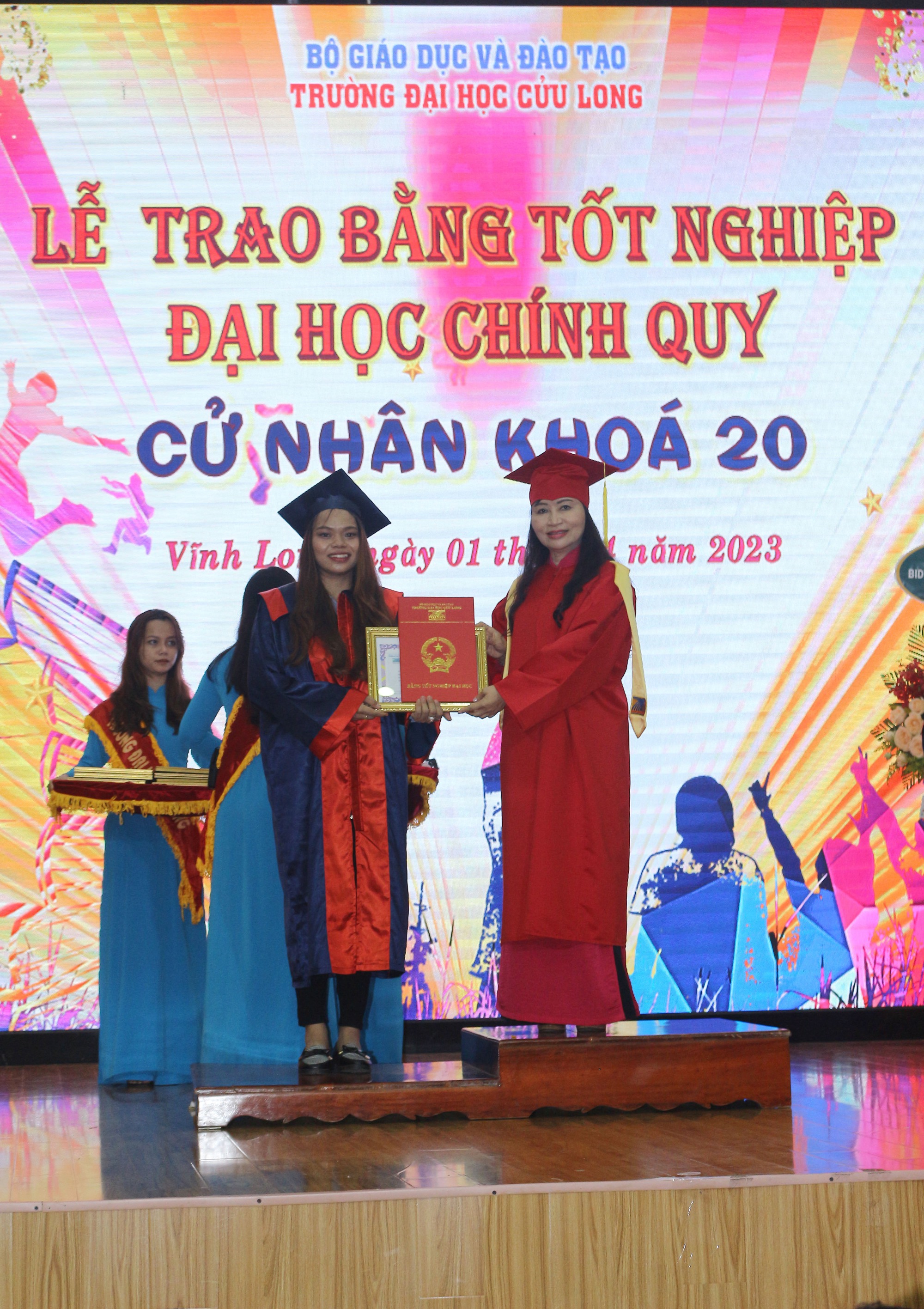 Trường ĐH Cửu Long trao bằng tốt nghiệp cho gần 300 tân cử nhân - Ảnh 5.