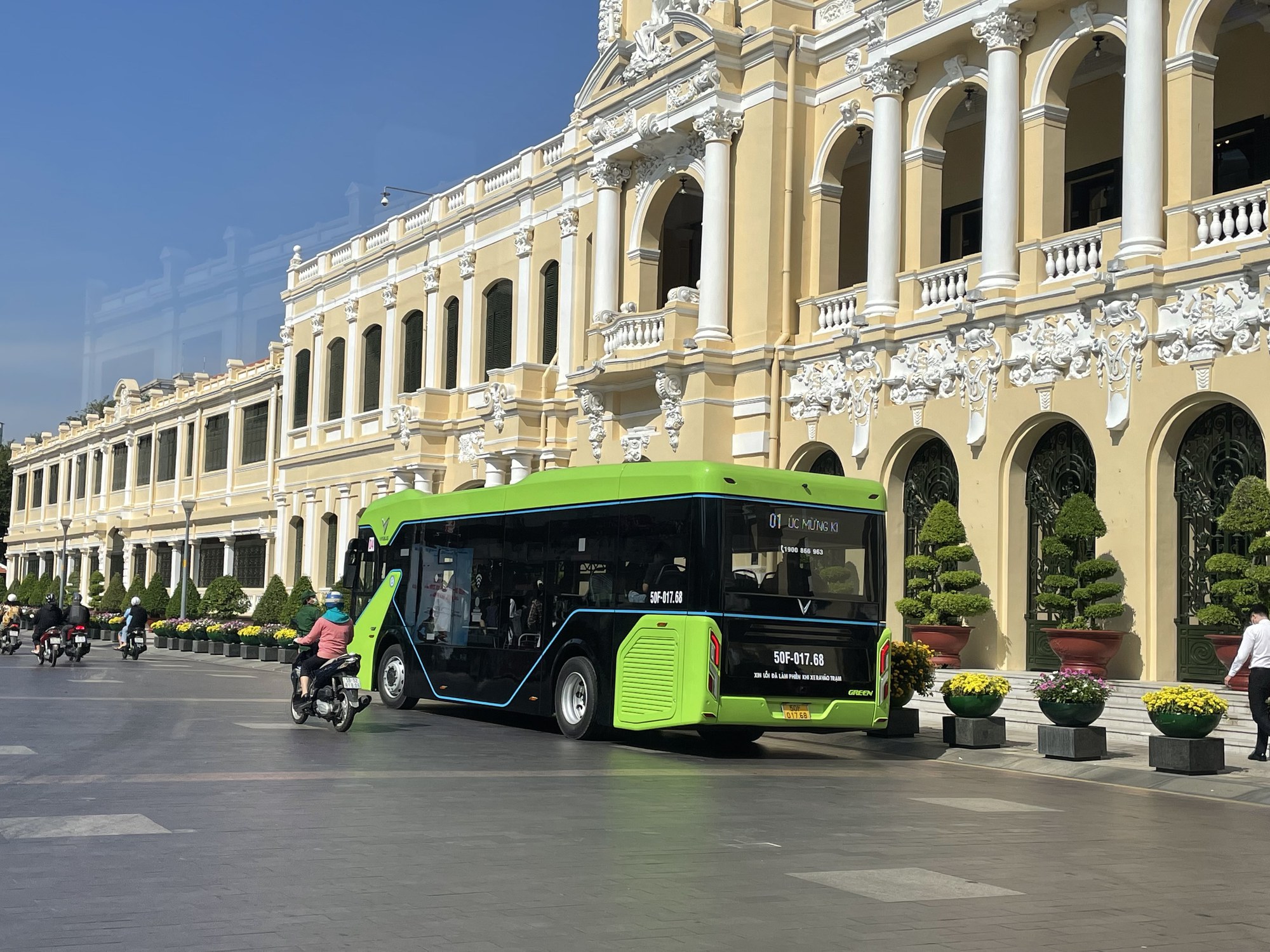 Xe buýt điện Vinbus được Vingroup triển khai ở Tp HCM  Hà Nội  Phú Quốc