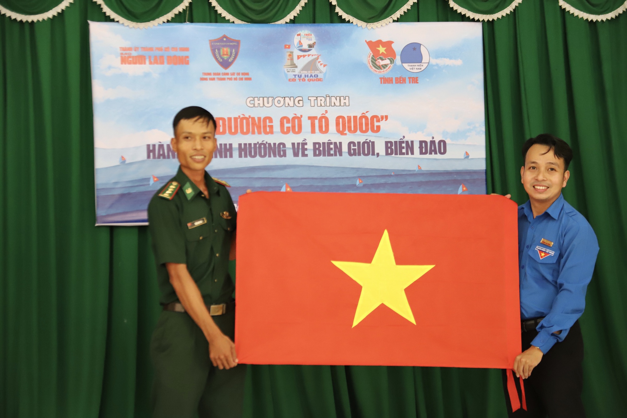 Trao 5.200 lá cờ Tổ quốc cho Tỉnh đoàn và Trạm Biên phòng ở tỉnh Bến Tre - Ảnh 14.