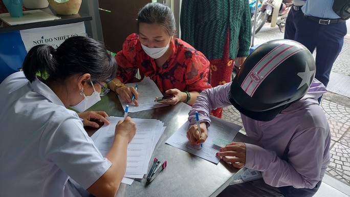 Nhân viên y tế tại các cơ sở khám, chữa bệnh sẽ luân phiên về y tế phường hỗ trợ - Ảnh 1. Nhân viên y tế tại các cơ sở khám, chữa bệnh sẽ luân phiên về y tế phường hỗ trợ - Ảnh 1.