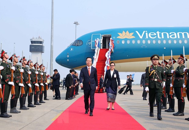 Chủ tịch nước Võ Văn Thưởng đến Viêng Chăn, bắt đầu thăm chính thức Lào - Ảnh 2.