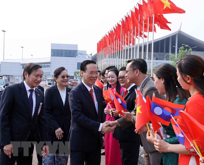 Chủ tịch nước Võ Văn Thưởng đến Viêng Chăn, bắt đầu thăm chính thức Lào - Ảnh 3.