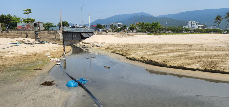 Abwasser wird an einem Touristenstrand in Da Nang eingeleitet - Foto 1. Nước thải đổ ra bãi biển du lịch ở Đà Nẵng - Ảnh 1.