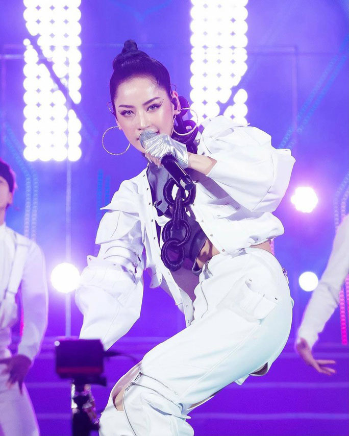 นักร้องสาวสวยยังคงแสดงคอนเสิร์ตต่อไปแม้จะมีข้อโต้แย้งต่างๆ เกิดขึ้น - ภาพที่ 1 Người đẹp đi hát bất chấp thị phi - Ảnh 1.