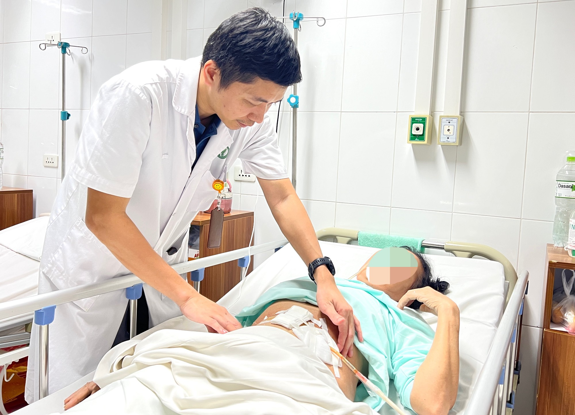 Tai nạn xe đạp điện, b&eacute; trai 6 tuổi nguy kịch v&igrave; vỡ ruột - Ảnh 2.