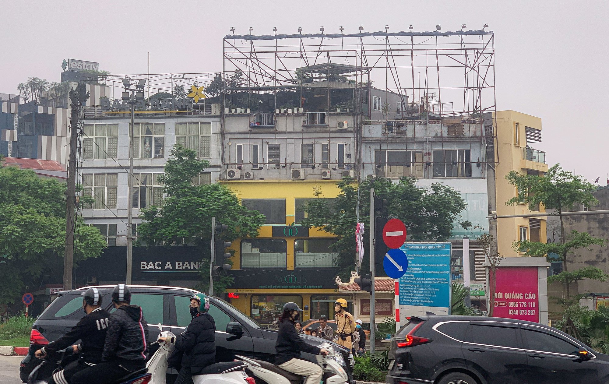 Cận cảnh ma trận bảng biển quảng cáo có dấu hiệu vi phạm trật tự xây dựng ở Hà Nội - Ảnh 11.