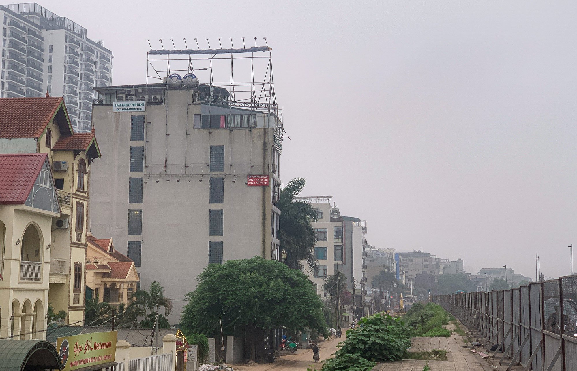 Cận cảnh ma trận bảng biển quảng cáo có dấu hiệu vi phạm trật tự xây dựng ở Hà Nội - Ảnh 16.