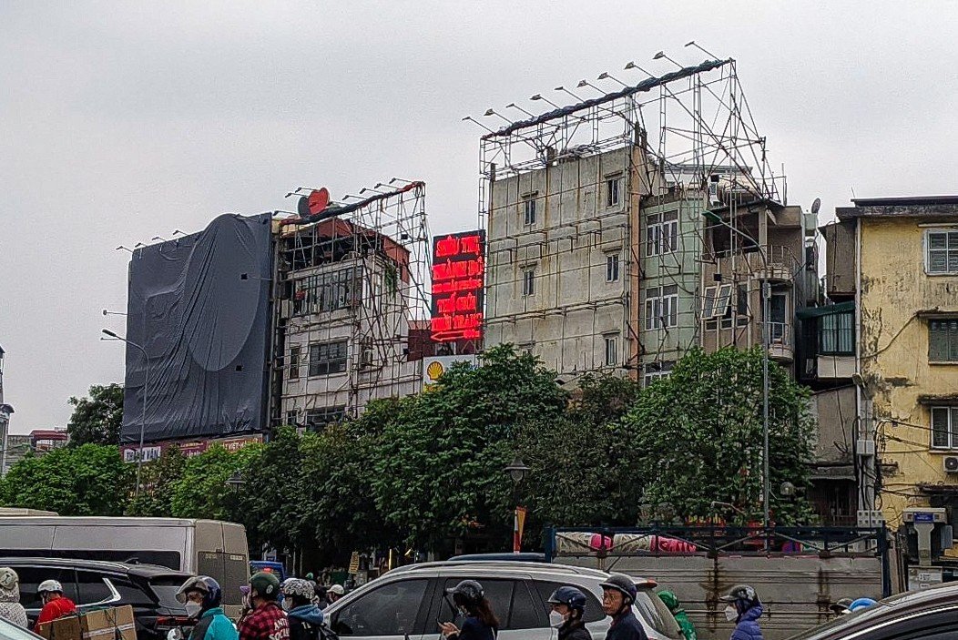 Cận cảnh ma trận bảng biển quảng cáo có dấu hiệu vi phạm trật tự xây dựng ở Hà Nội - Ảnh 17.