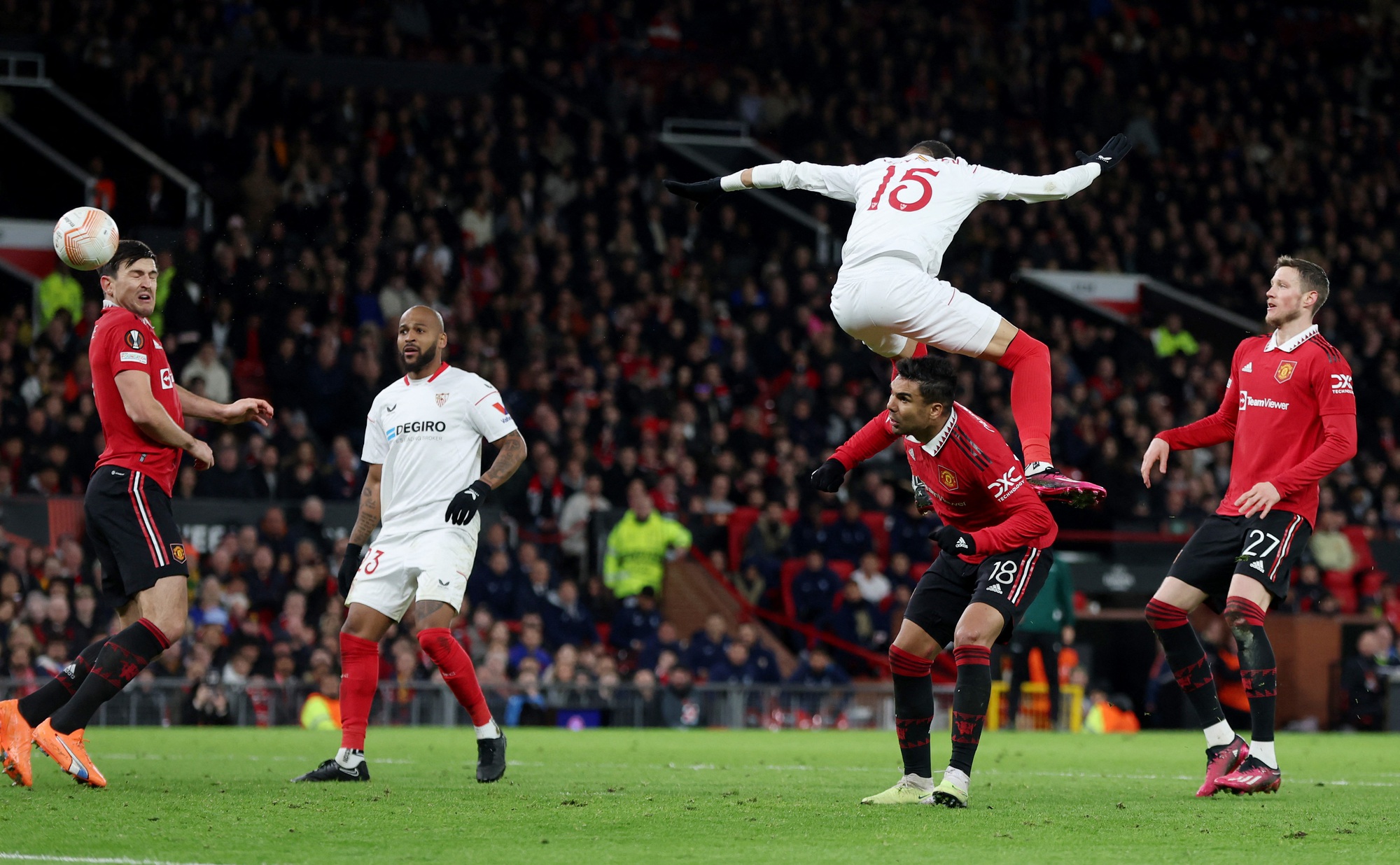 Ngỡ ngàng 2 bàn đá phản, Man United đánh rơi chiến thắng trước Sevilla - Ảnh 7.
