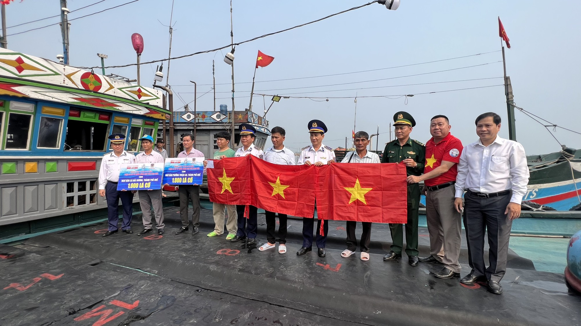 Trao 2.000 lá cờ Tổ quốc cùng túi thuốc y tế cho ngư dân tỉnh Thừa Thiên - Huế - Ảnh 1.