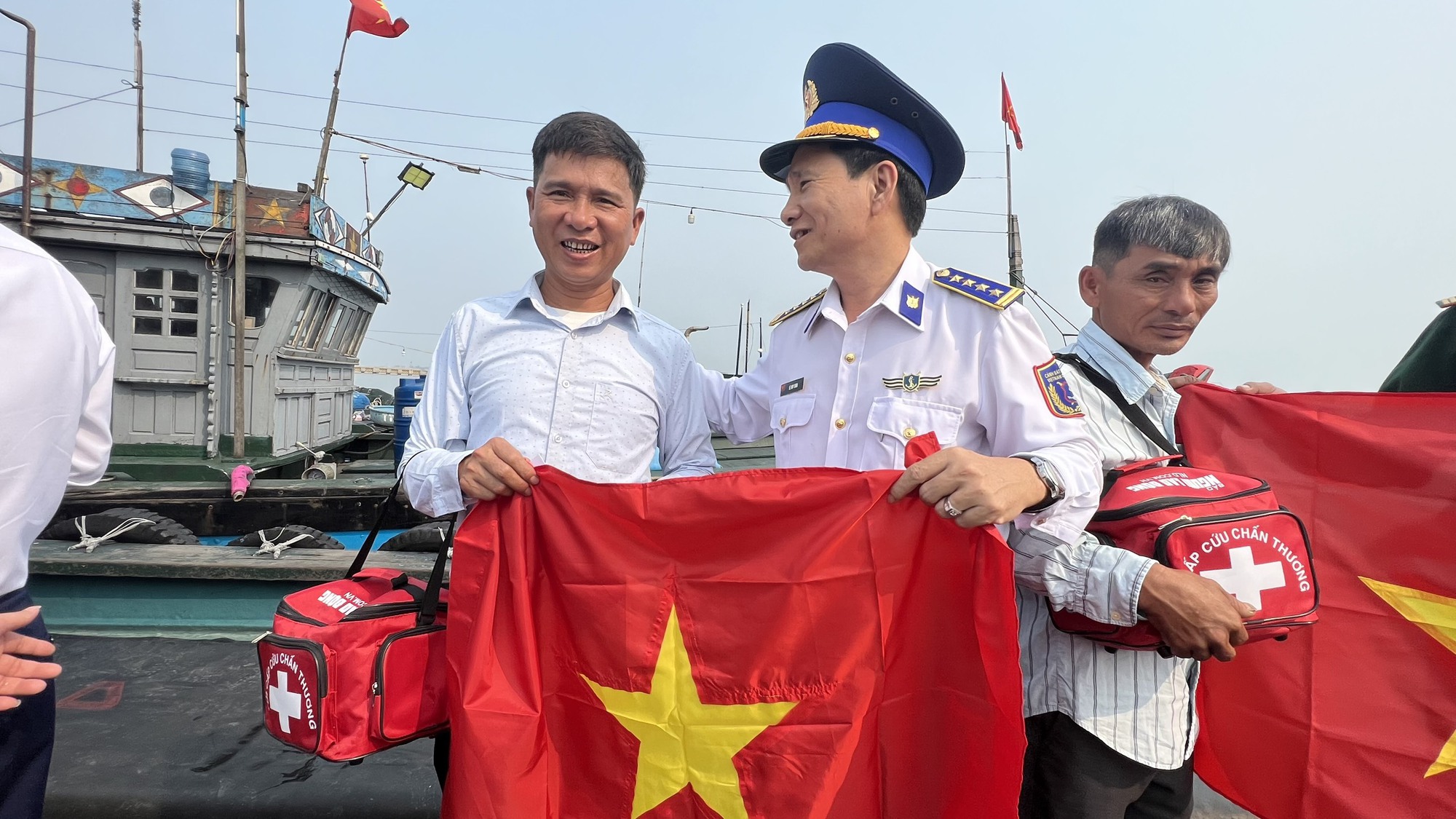 Trao 2.000 lá cờ Tổ quốc cùng túi thuốc y tế cho ngư dân tỉnh Thừa Thiên - Huế - Ảnh 8.