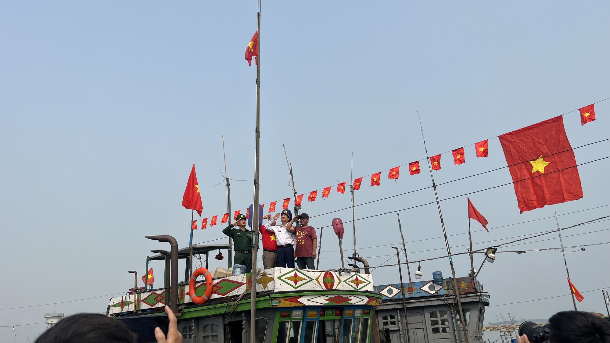 Trao 2.000 lá cờ Tổ quốc cùng túi thuốc y tế cho ngư dân tỉnh Thừa Thiên - Huế - Ảnh 4.