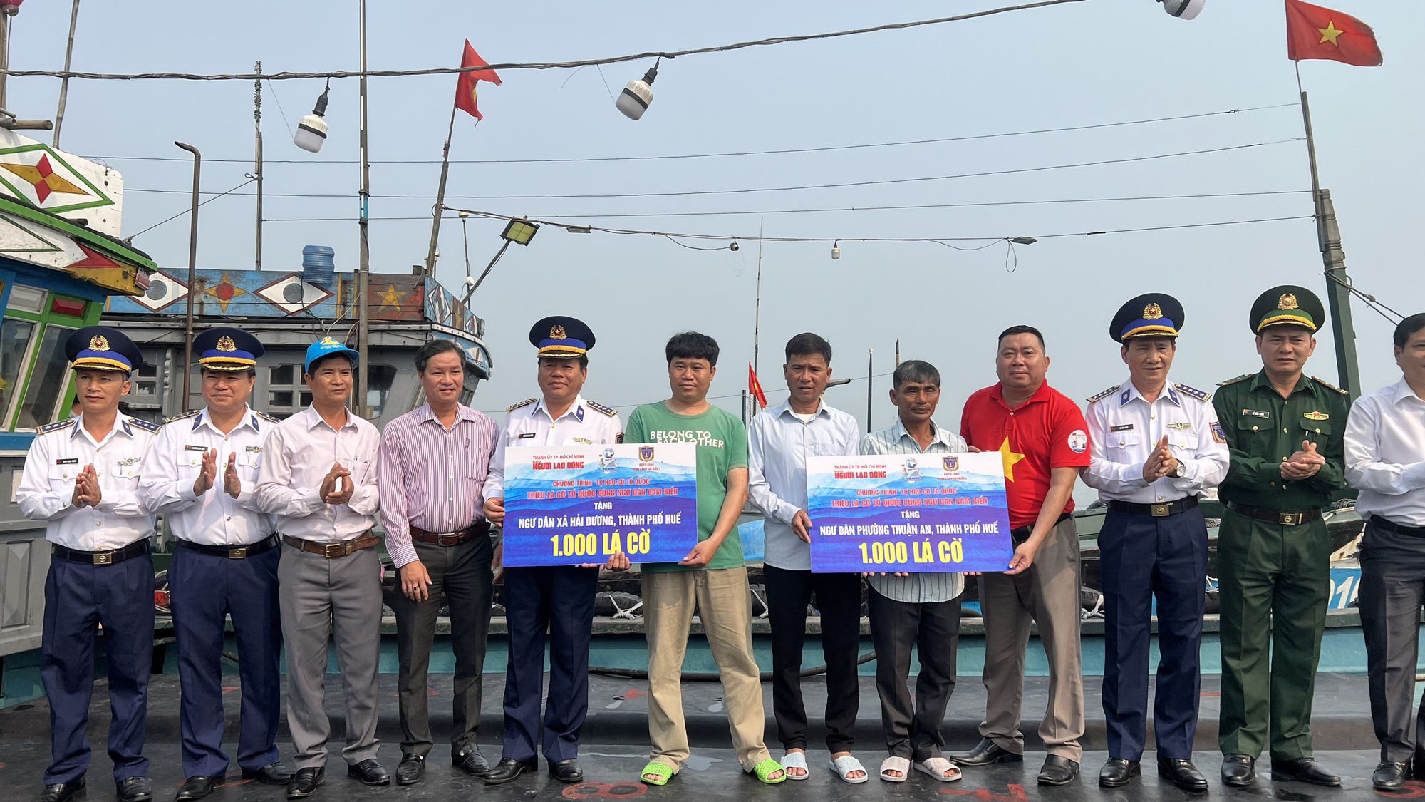 Trao 2.000 lá cờ Tổ quốc cùng túi thuốc y tế cho ngư dân tỉnh Thừa Thiên - Huế - Ảnh 2.