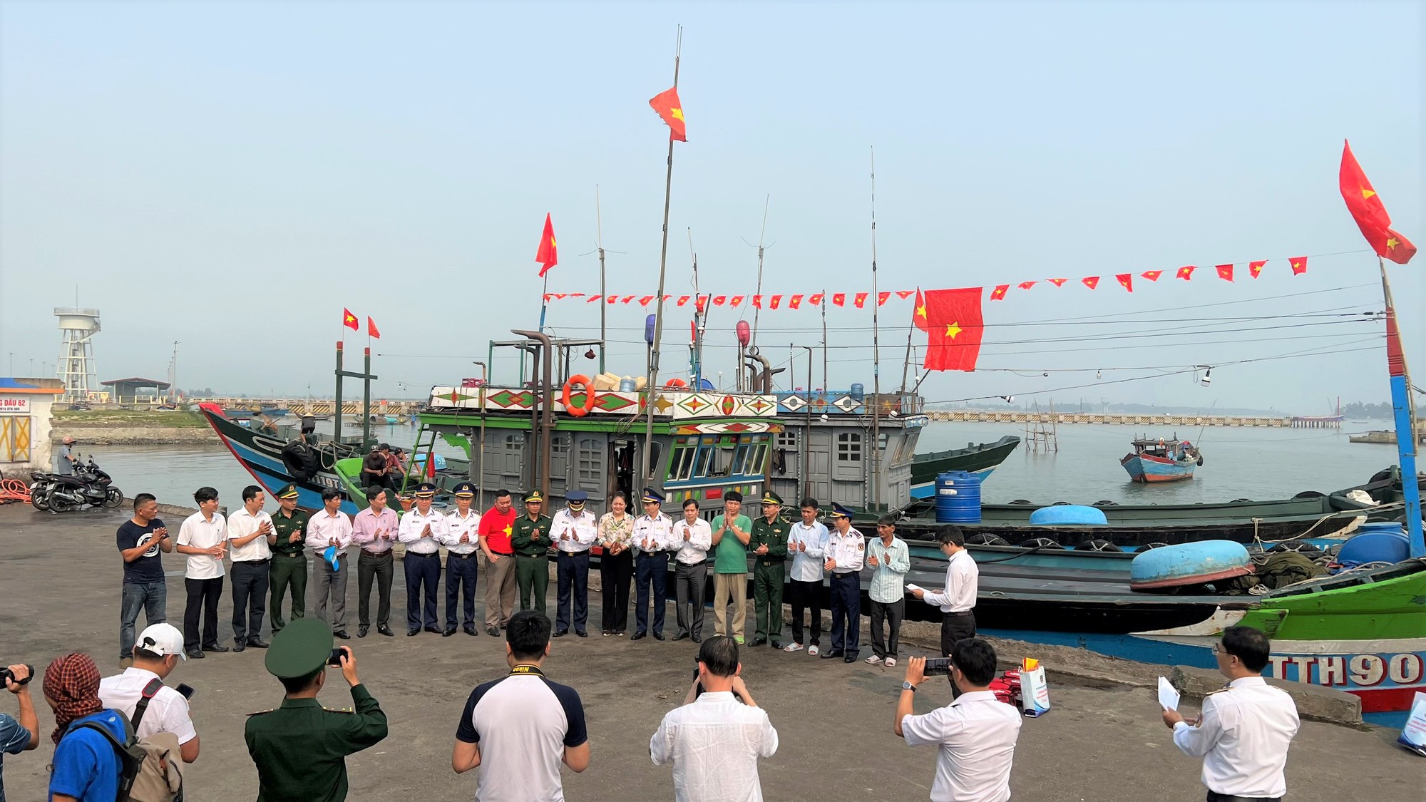 Trao 2.000 lá cờ Tổ quốc cùng túi thuốc y tế cho ngư dân tỉnh Thừa Thiên - Huế - Ảnh 9.