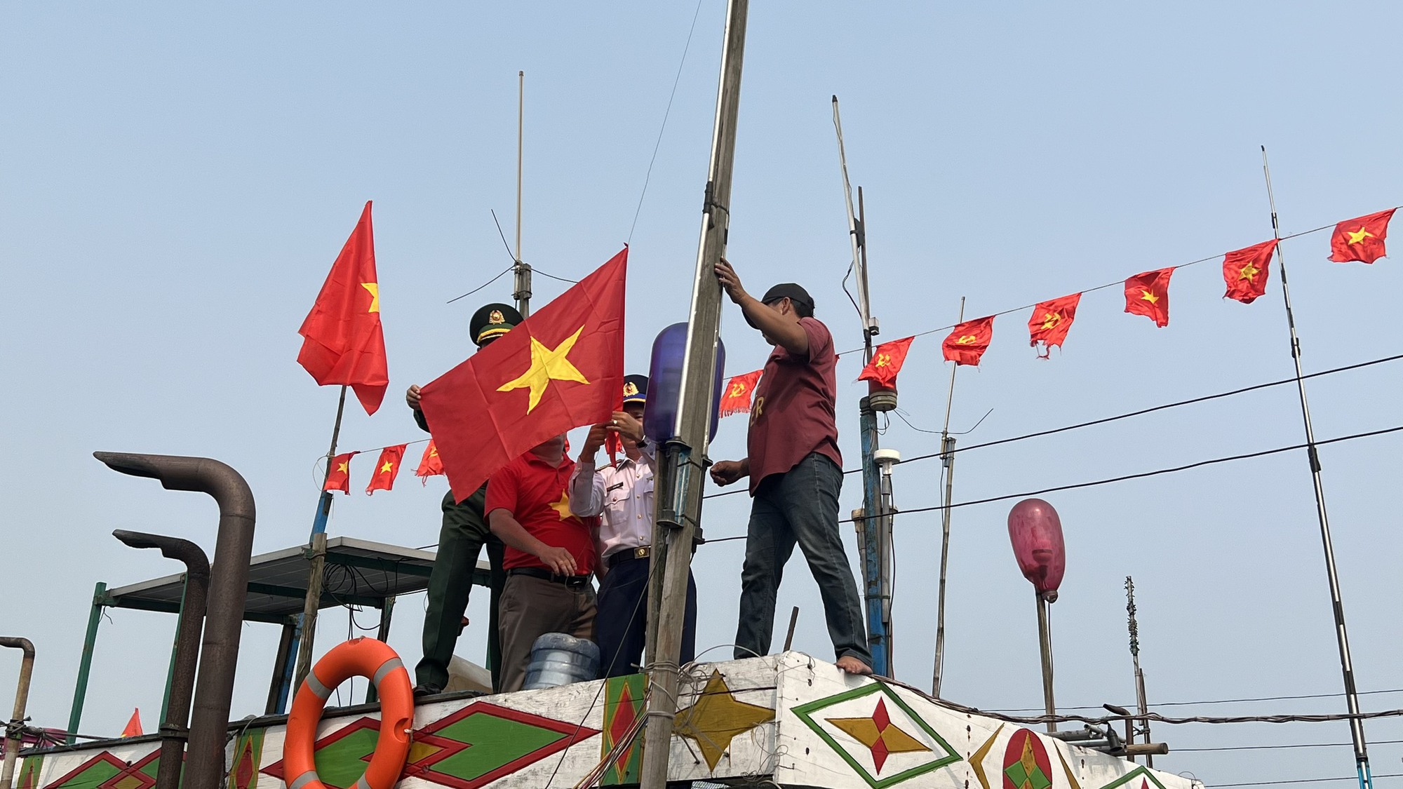 Trao 2.000 lá cờ Tổ quốc cùng túi thuốc y tế cho ngư dân tỉnh Thừa Thiên - Huế - Ảnh 3.