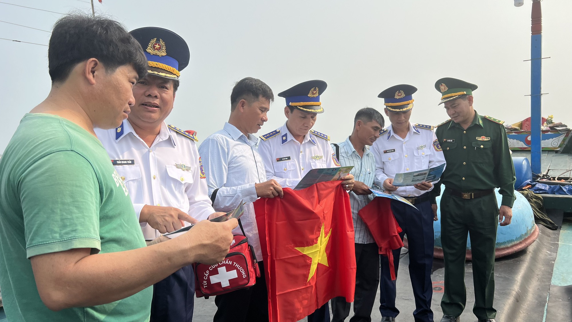 Trao 2.000 lá cờ Tổ quốc cùng túi thuốc y tế cho ngư dân tỉnh Thừa Thiên - Huế - Ảnh 7.