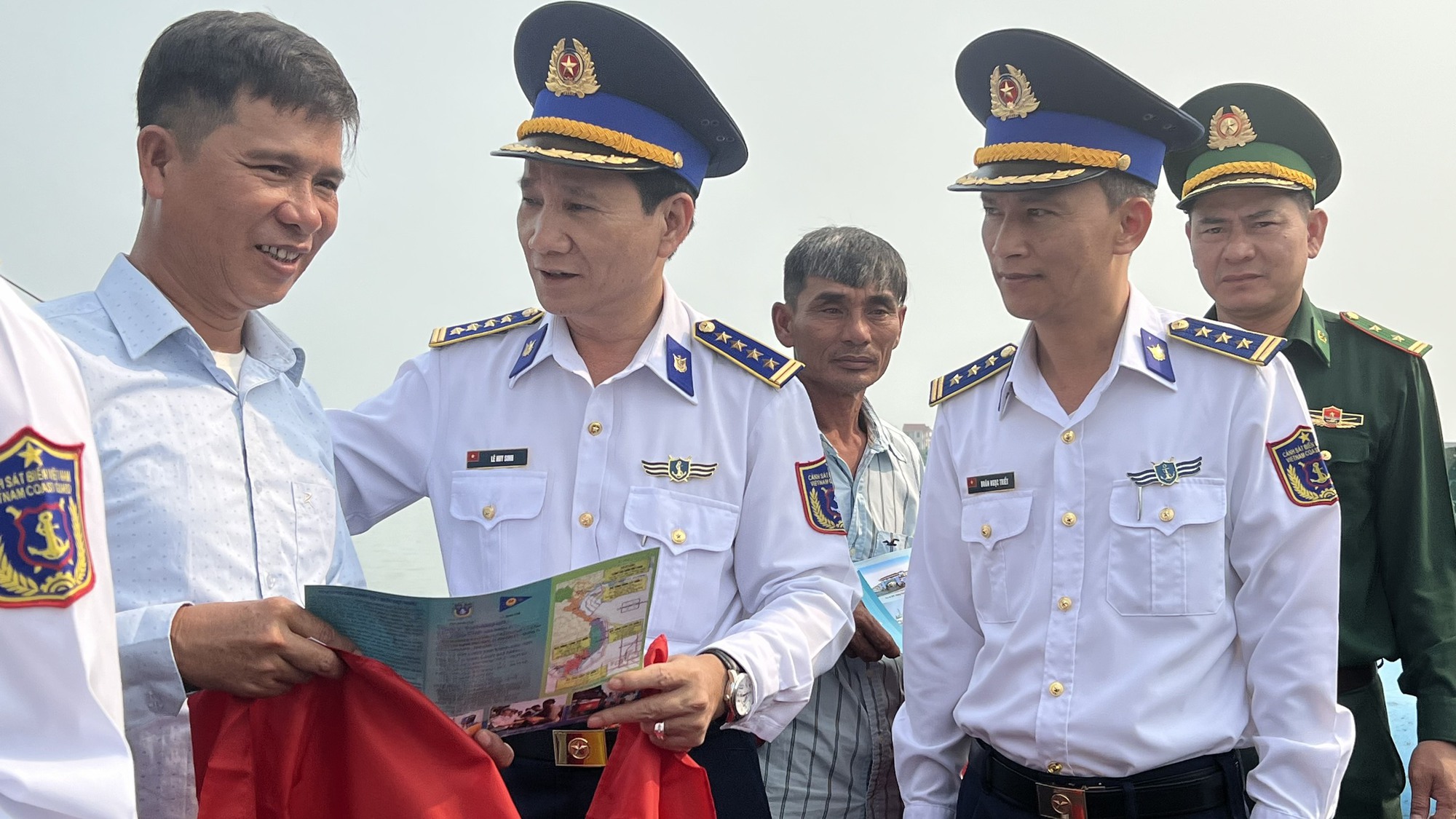 Trao 2.000 lá cờ Tổ quốc cùng túi thuốc y tế cho ngư dân tỉnh Thừa Thiên - Huế - Ảnh 6.