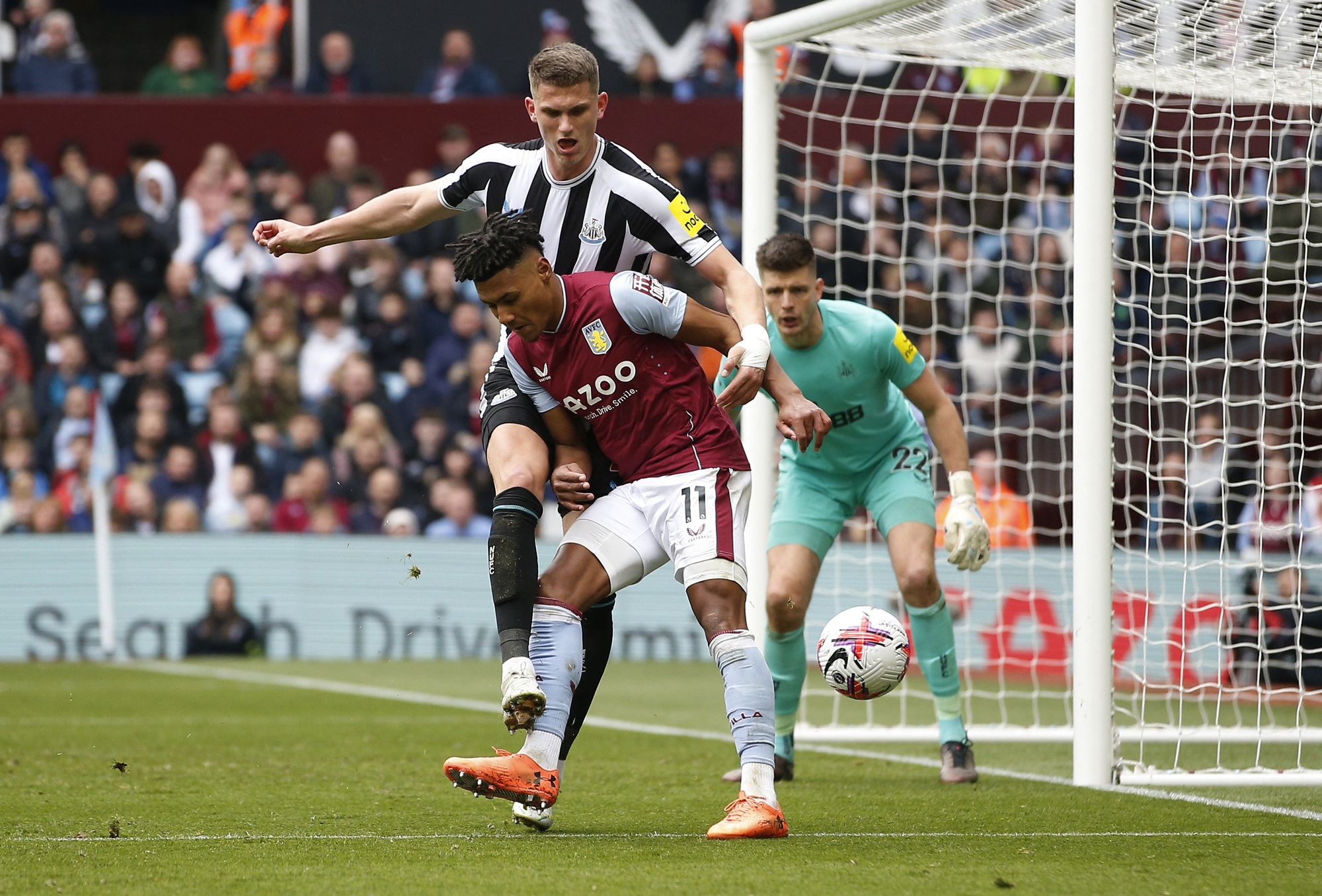 Newcastle thảm bại tại Villa Park, mong manh Top 3 Ngoại hạng  - Ảnh 1.