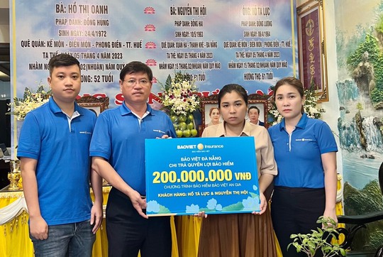 Vụ rơi trực thăng Bell 505: Bảo Việt chi trả 200 triệu đồng cho vợ chồng nạn nhân ở Đà Nẵng - Ảnh 1.
