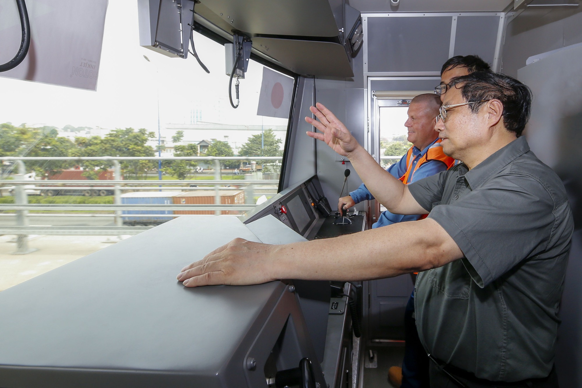 Thủ tướng thị sát nút giao An Phú, đi thử tàu metro số 1