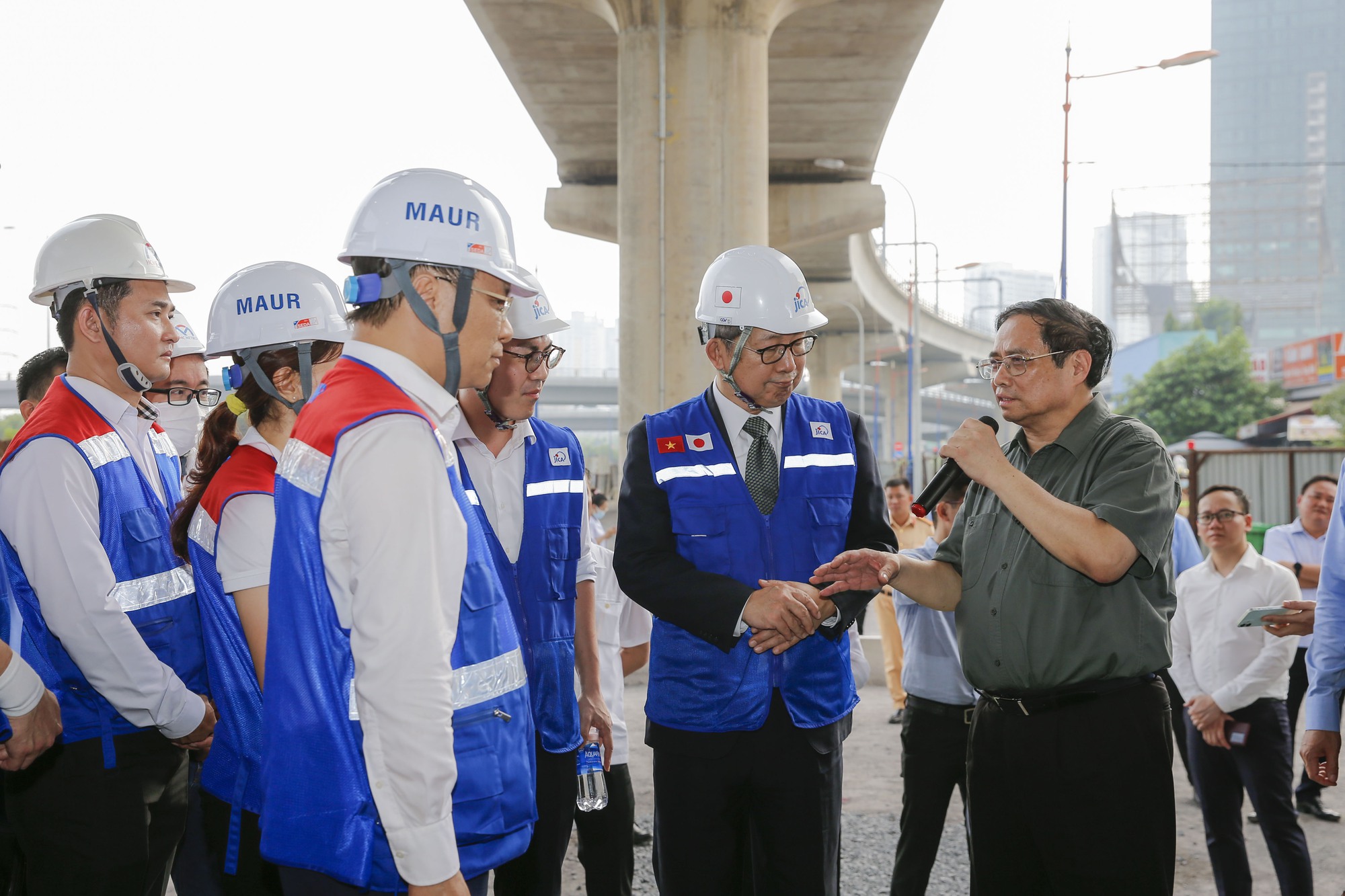 Thủ tướng thị sát nút giao An Phú, đi thử tàu metro số 1 - Ảnh 1.