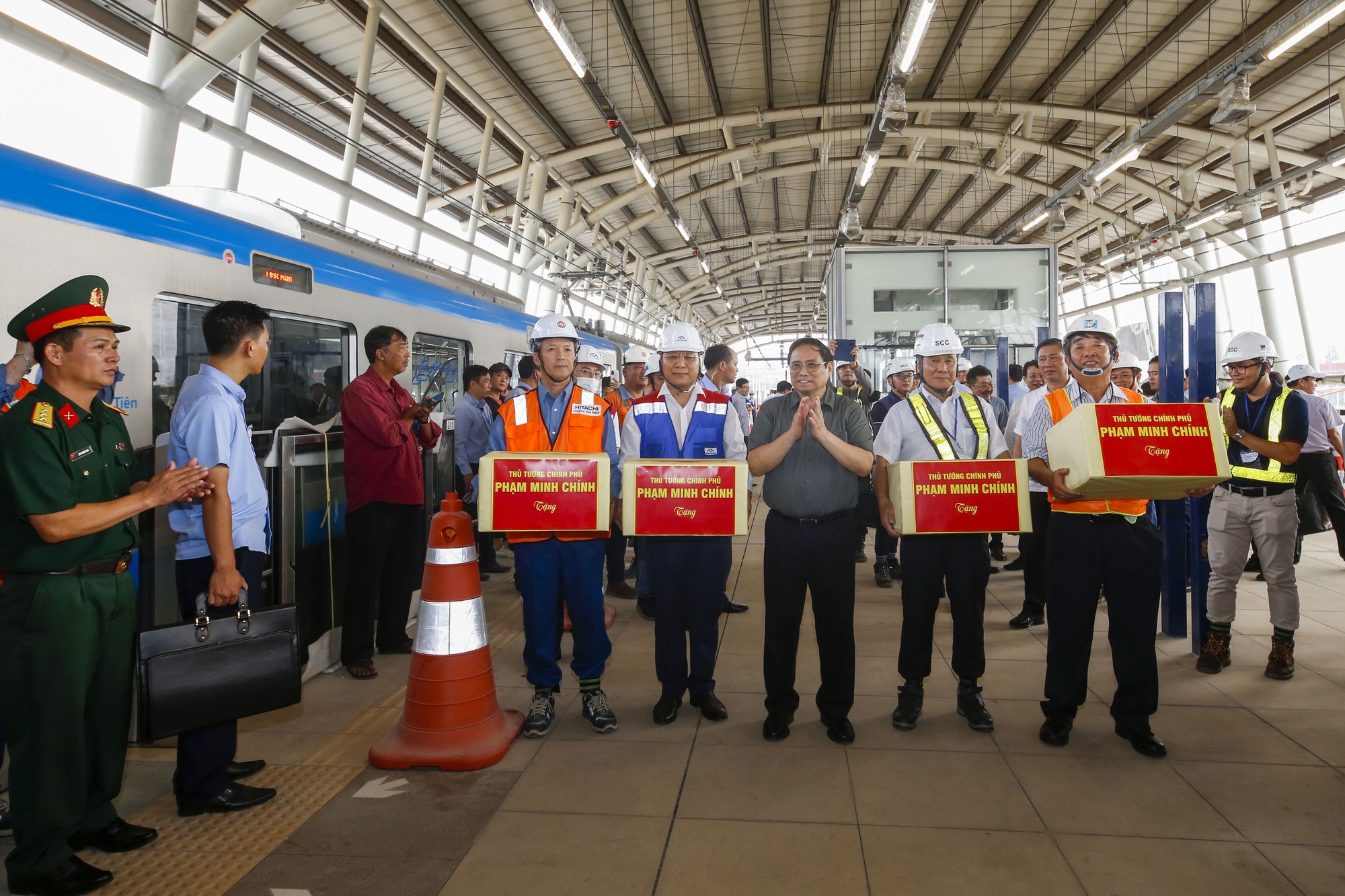 Thủ tướng thị sát nút giao An Phú, đi thử tàu metro số 1 - Ảnh 8.