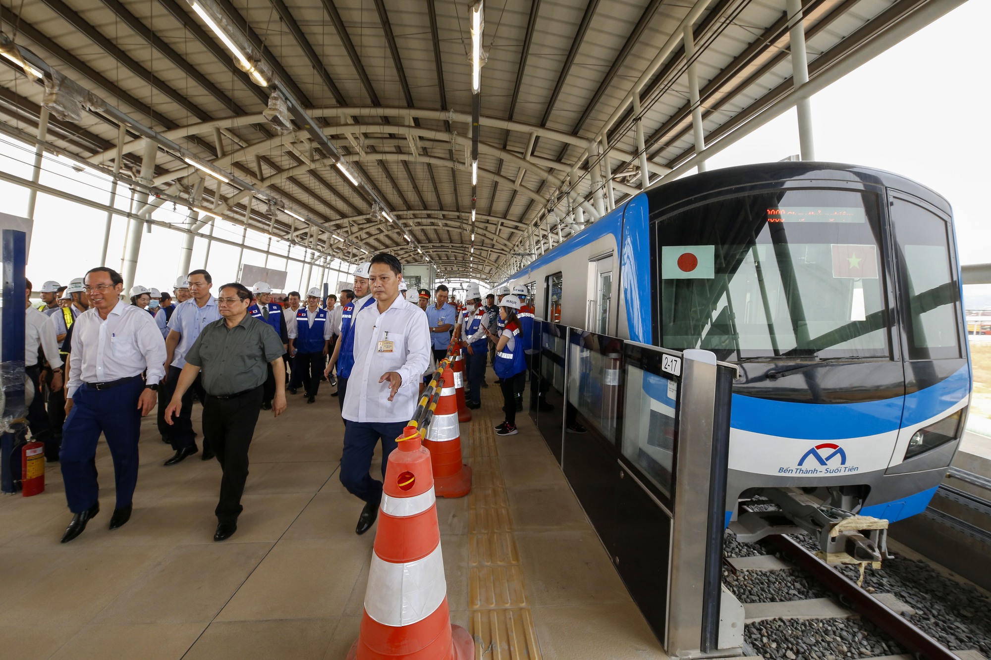 Thủ tướng thị sát nút giao An Phú, đi thử tàu metro số 1 - Ảnh 9.