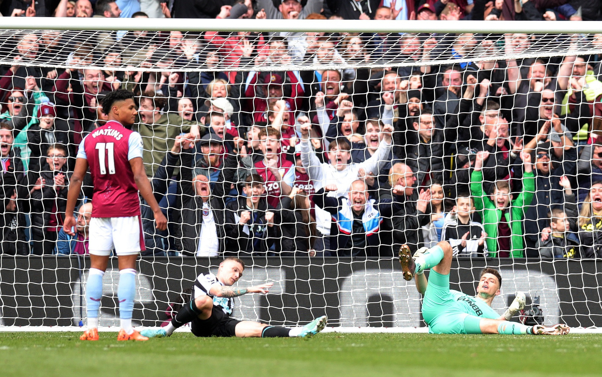 Newcastle thảm bại tại Villa Park, mong manh Top 3 Ngoại hạng  - Ảnh 4.