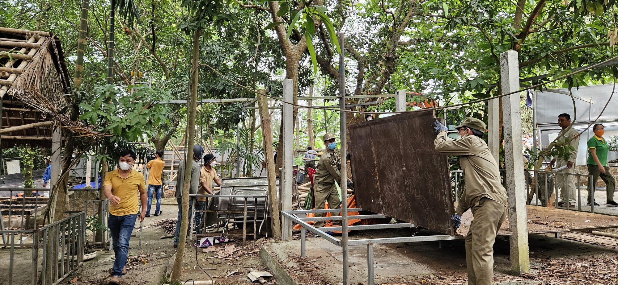 Đà Nẵng cưỡng chế loạt công trình trái phép ở bán đảo Sơn Trà - Ảnh 1.