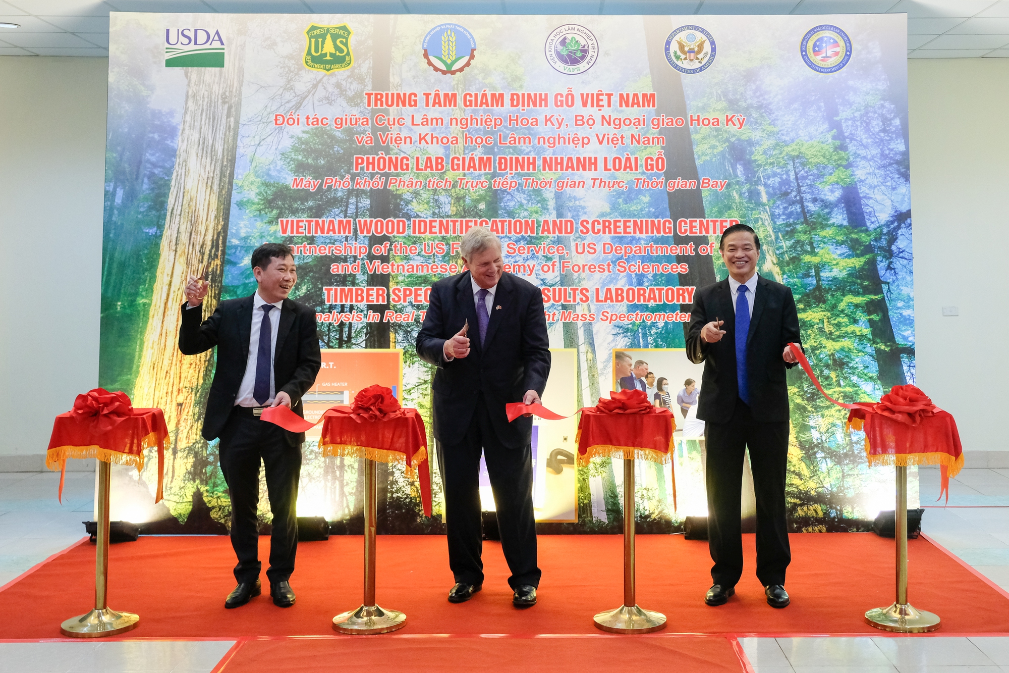 Bộ trưởng Nông nghiệp Mỹ xem cán bộ Việt Nam vận hành máy giám định gỗ siêu nhanh - Ảnh 2.