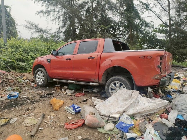 Mang ôtô đi rửa ở garage, hôm sau phát hiện xe bị hư hỏng tại bãi rác - Ảnh 1.