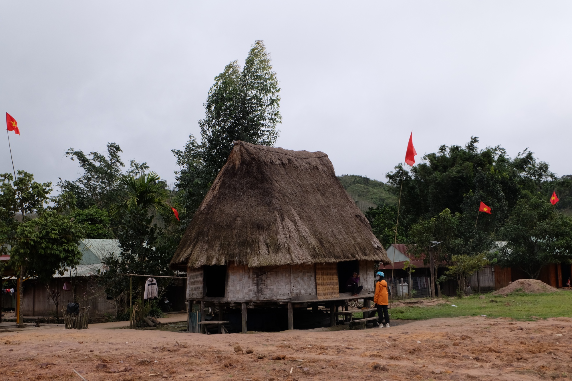 Đi tìm những ngôi nhà đặc biệt còn sót lại ở Tây Nguyên - Ảnh 18.