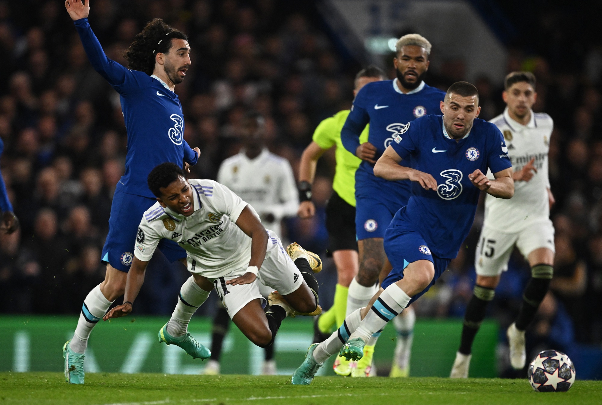 Pháo đài Stamford Bridge sụp đổ, Chelsea ngậm ngùi chia tay Champions League - Ảnh 1.