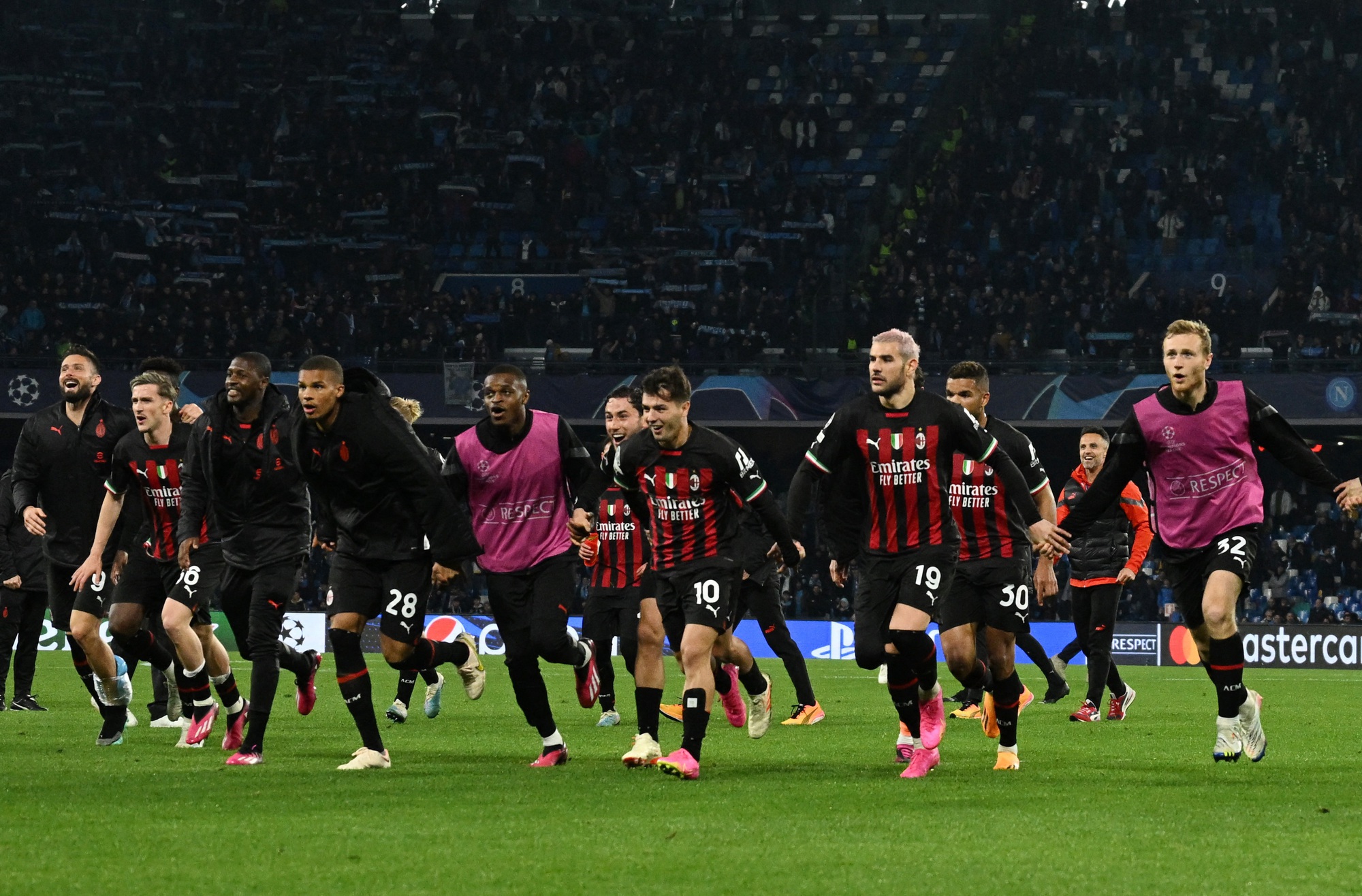 Vượt mặt Napoli, AC Milan đoạt vé bán kết Champions League - Ảnh 5.