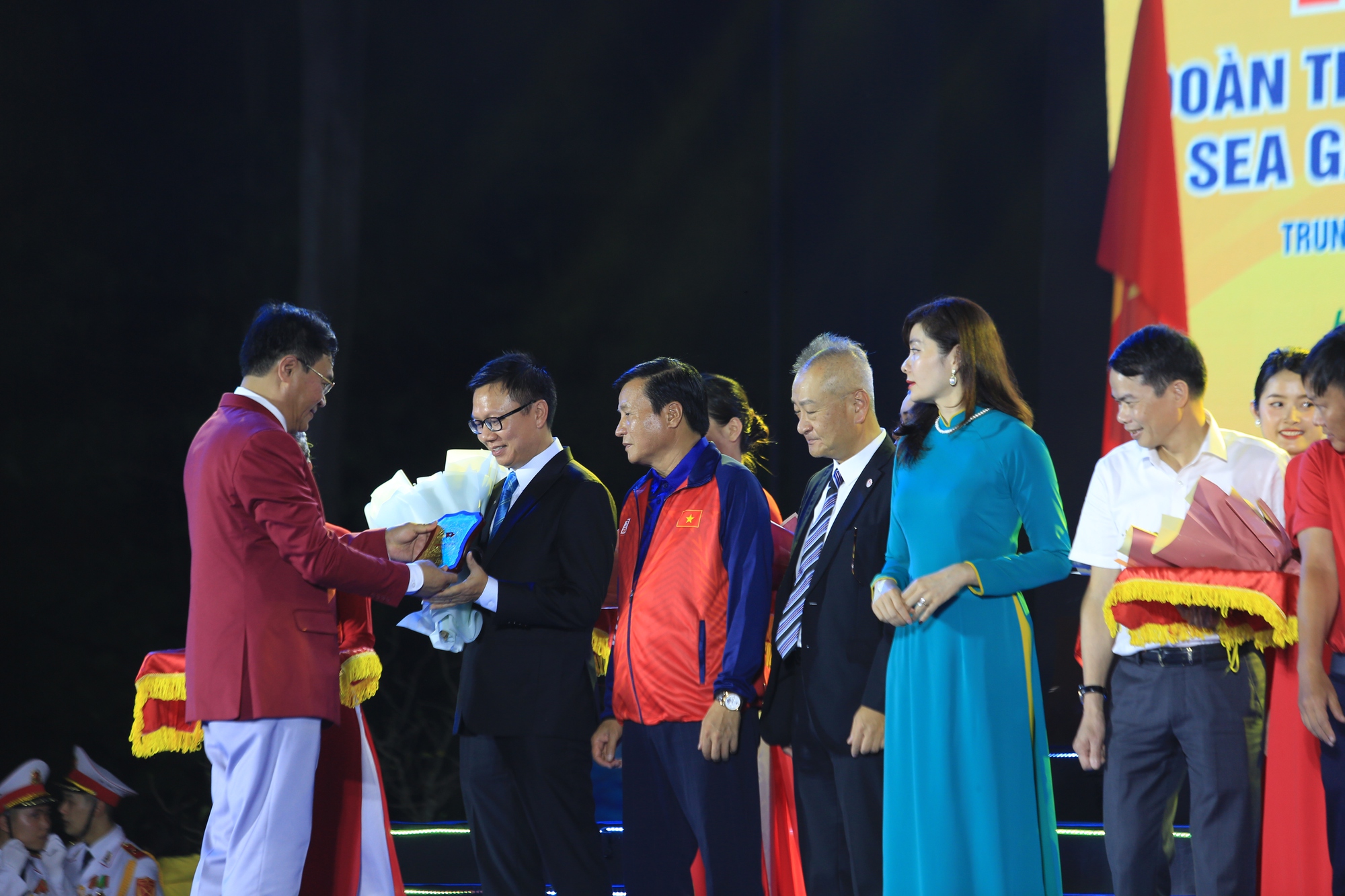 Đoàn Thể thao Việt Nam xuất quân dự SEA Games 32 - Ảnh 15.