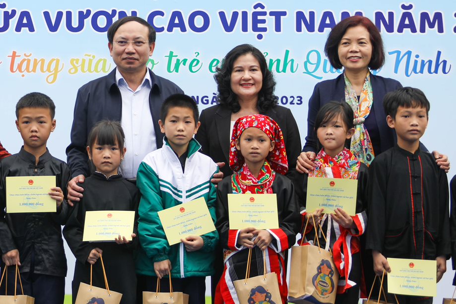 Vinamilk và Quỹ sữa vươn cao Việt Nam khởi động hành trình năm thứ 16 - Ảnh 2. Vinamilk và Quỹ sữa vươn cao Việt Nam khởi động hành trình năm thứ 16 - Ảnh 2.