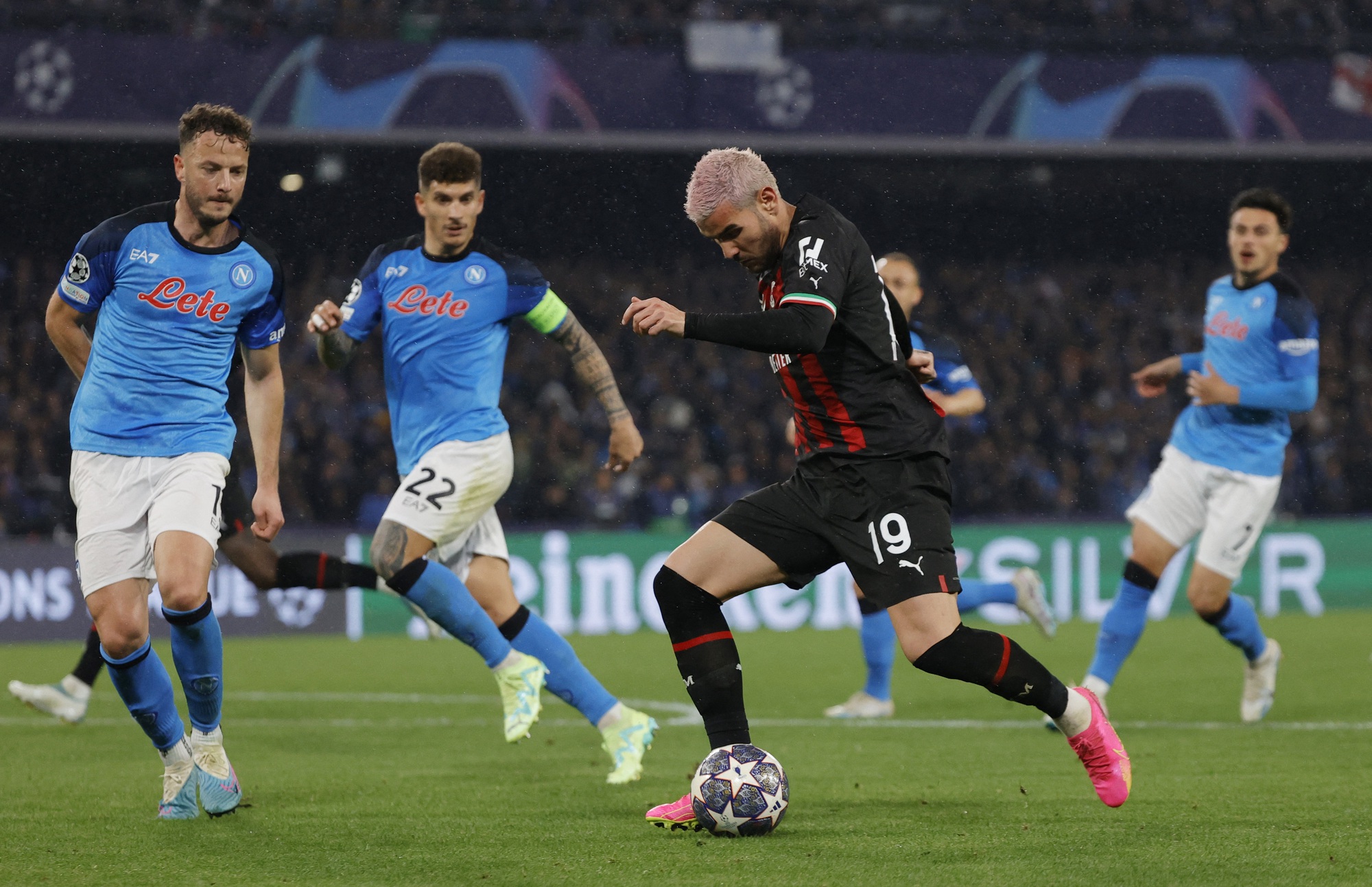 Vượt mặt Napoli, AC Milan đoạt vé bán kết Champions League - Ảnh 1.