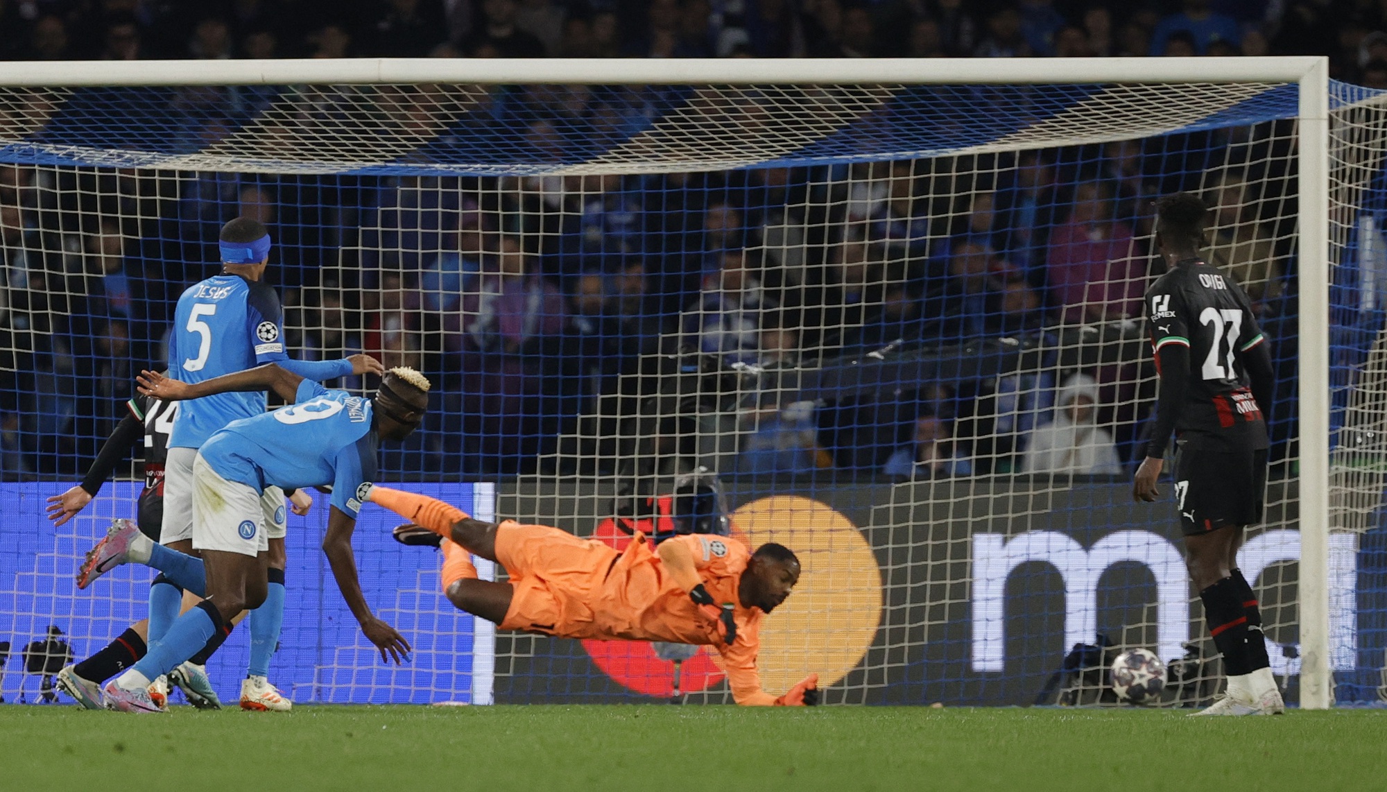 Vượt mặt Napoli, AC Milan đoạt vé bán kết Champions League - Ảnh 4.