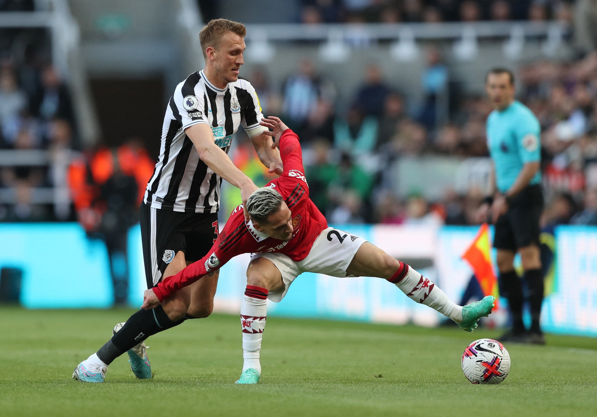 Thua thảm Newcastle, Man United trượt dài giải Ngoại hạng  - Ảnh 3.