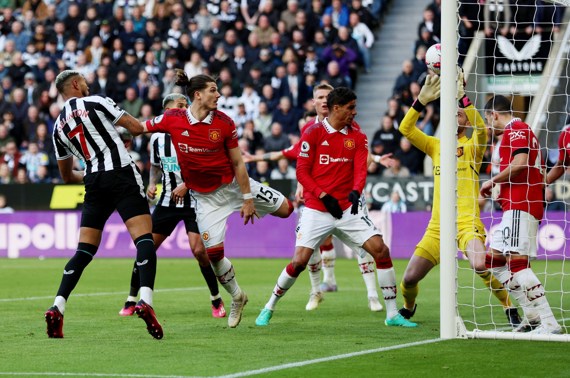 Thua thảm Newcastle, Man United trượt dài giải Ngoại hạng  - Ảnh 4.