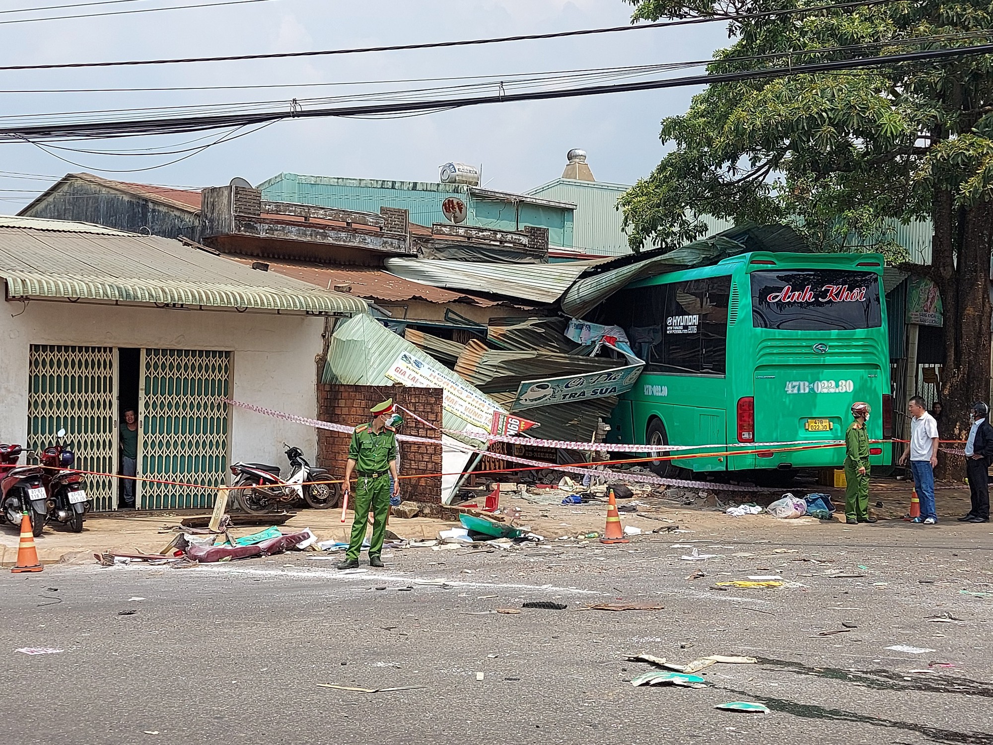 CẬP NHẬT: Xe giường nằm lao vào nhà dân, ít nhất 2 người chết, 3 người trọng thương - Ảnh 6.