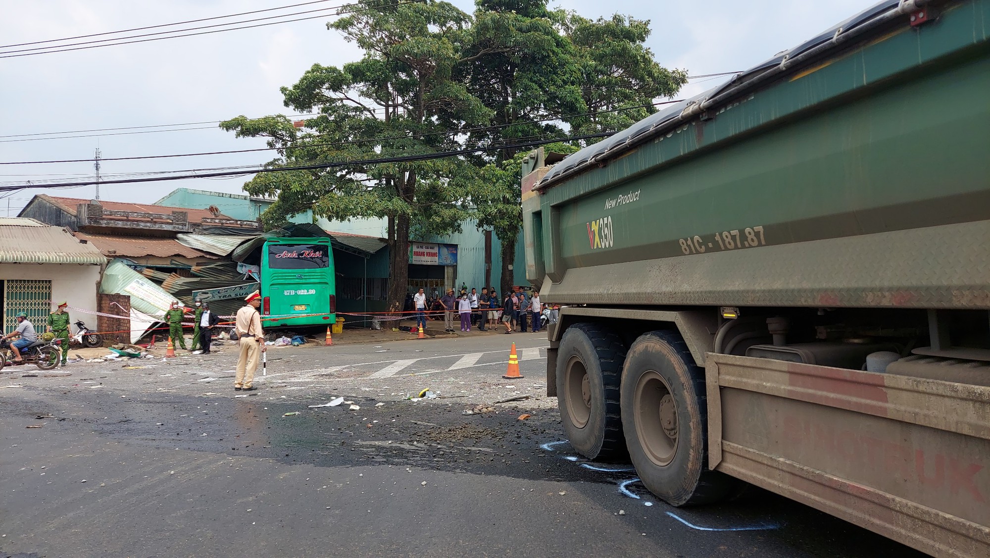 CẬP NHẬT: Xe giường nằm lao vào nhà dân, ít nhất 2 người chết, 3 người trọng thương - Ảnh 7.