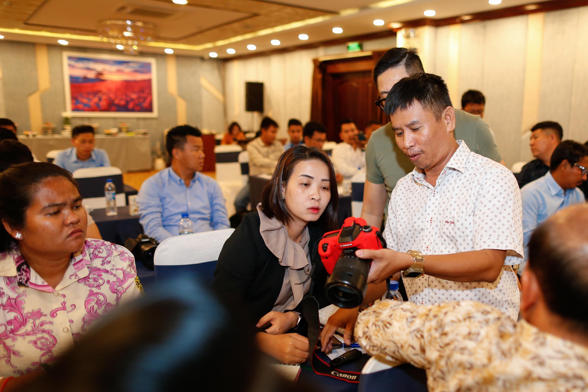 SEA Games 2023: PV Báo Người Lao Động hướng dẫn về ảnh thể thao cho nhà báo Campuchia - Ảnh 3.