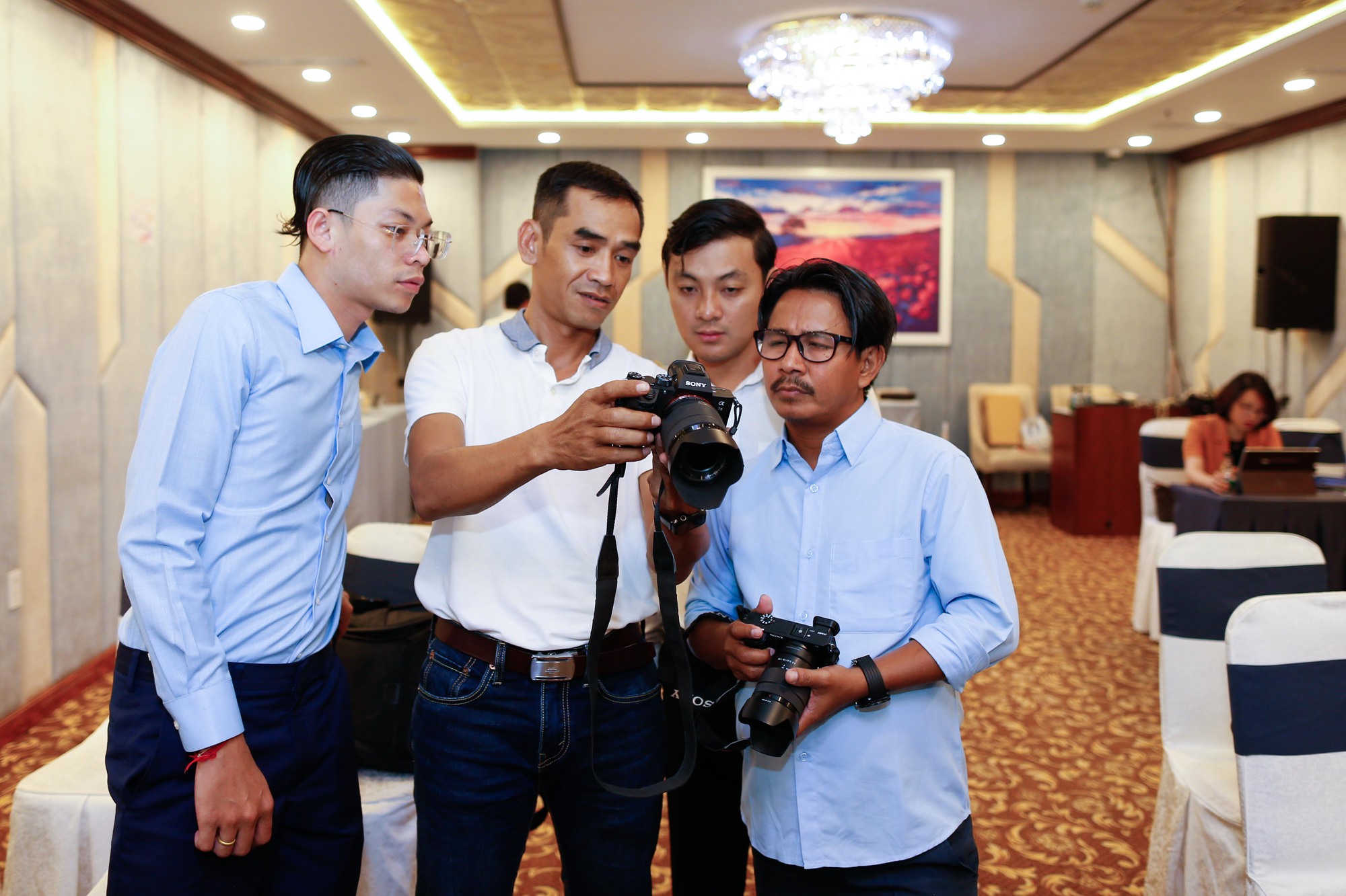 SEA Games 2023: PV Báo Người Lao Động hướng dẫn về ảnh thể thao cho nhà báo Campuchia - Ảnh 2.