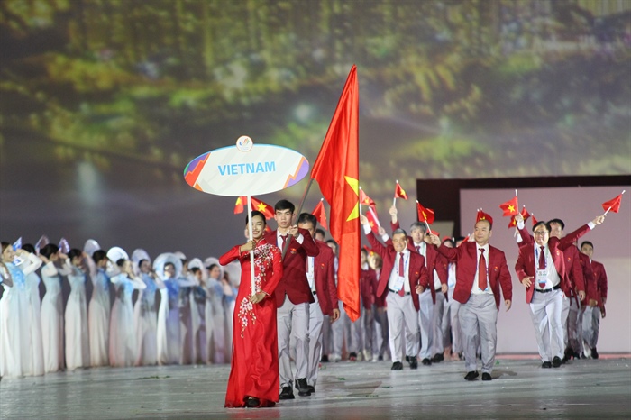 Kình ngư Nguyễn Huy Hoàng cầm cờ đoàn Thể thao Việt Nam tại SEA Games 32 - Ảnh 1.