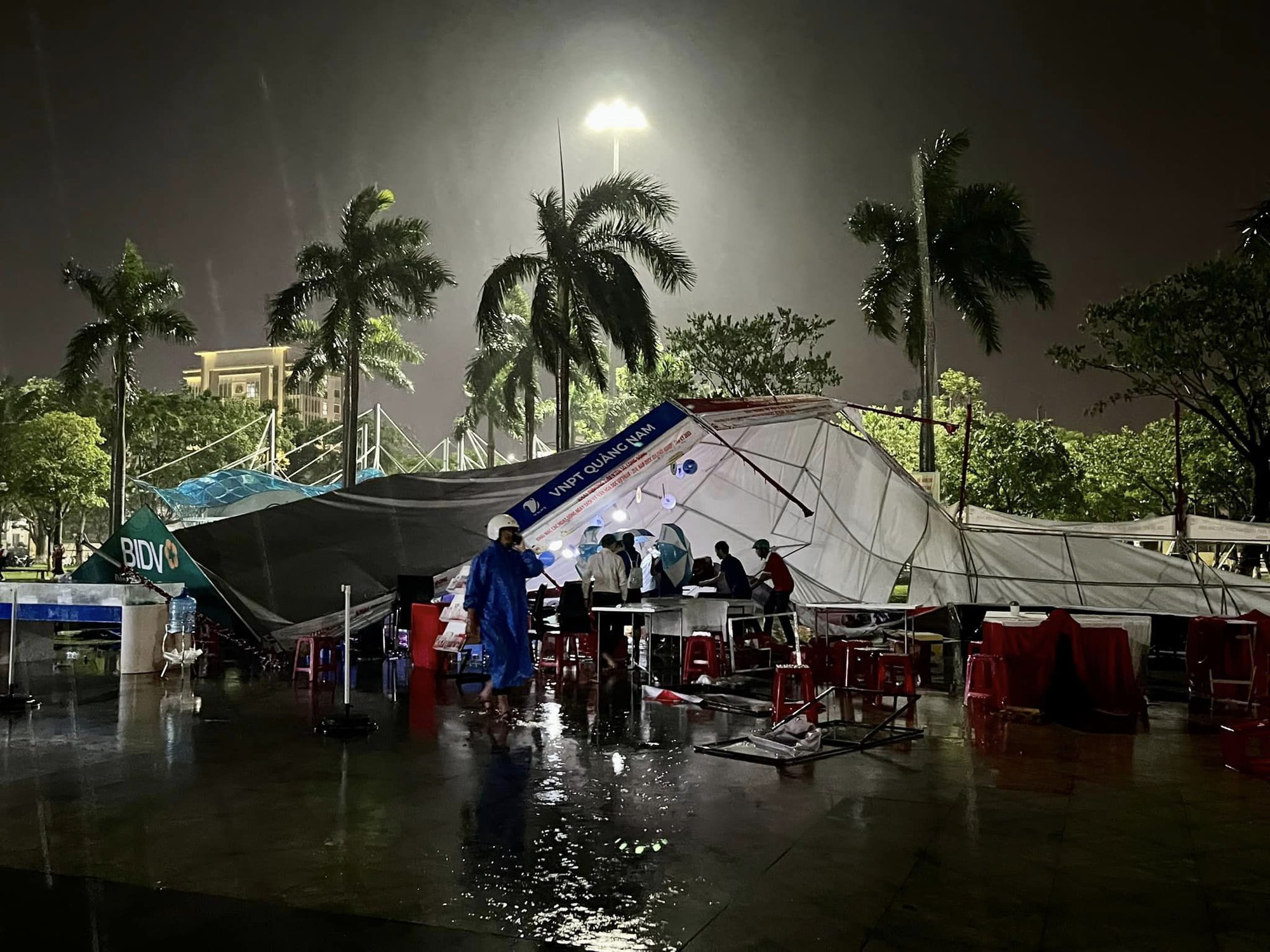 Hình ảnh và clip mưa đá trút xuống dữ dội ở Quảng Nam, Quảng Trị - Ảnh 4.