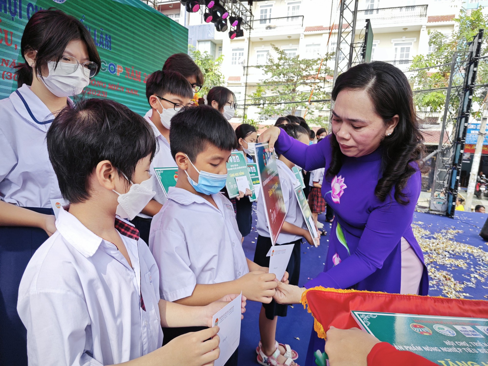 Ngỡ ngàng với hoa đẹp tại hội chợ sản phẩm nông nghiệp - Ảnh 10.